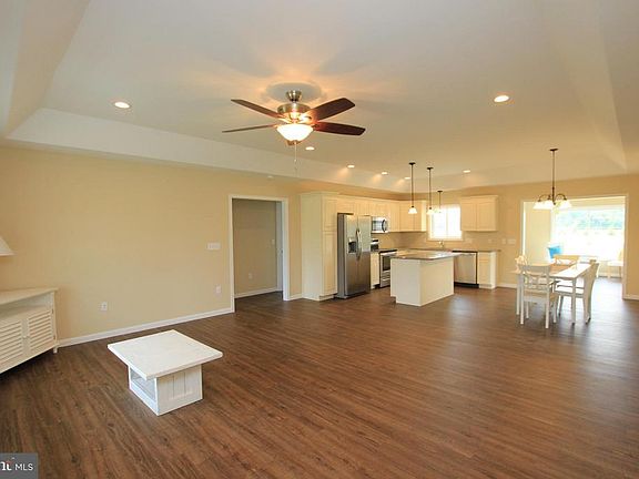 3rd image of 301 E 6th St