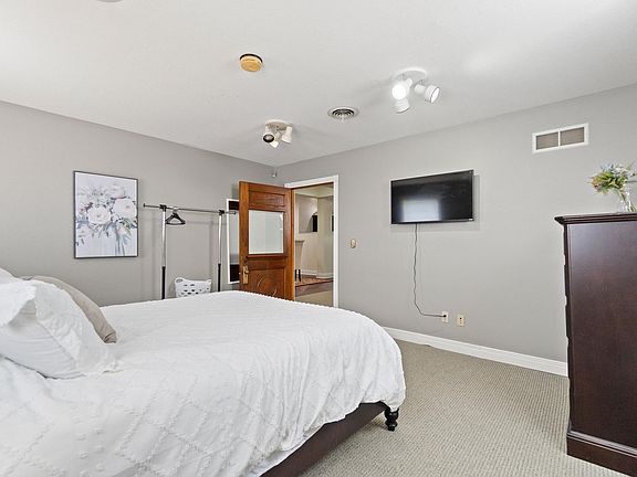 5th image of 616 W Superior St