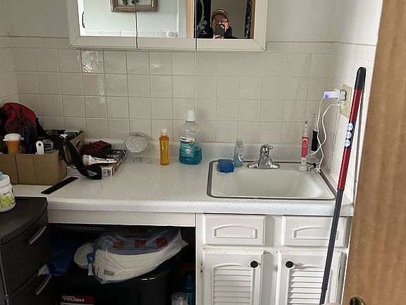 3rd image of 12 Clinton St #11331370