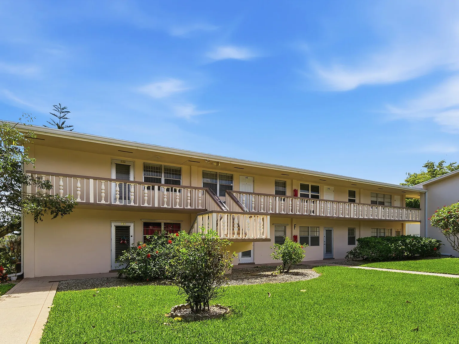 2 bed, 1.5 bath, 819 sqft, $1,400 — Photo 2