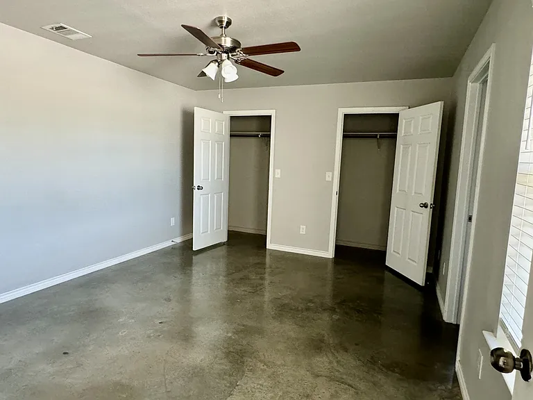 400 Lowes Blvd #B — Photo 8