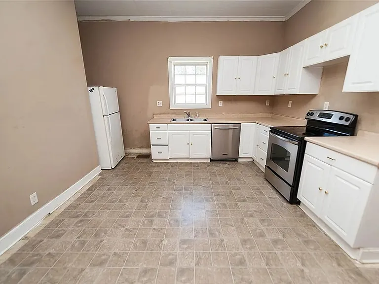 801 N Liberty St — Photo 5