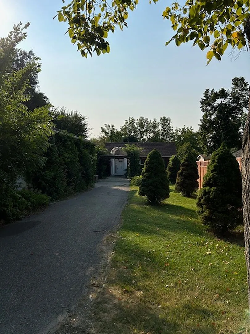 Charming Furnished 1BR Home with Garage & Yard Country Feel in the City — Photo 2
