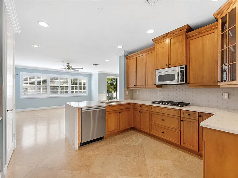 604 NE Francesca Ln — Photo 6