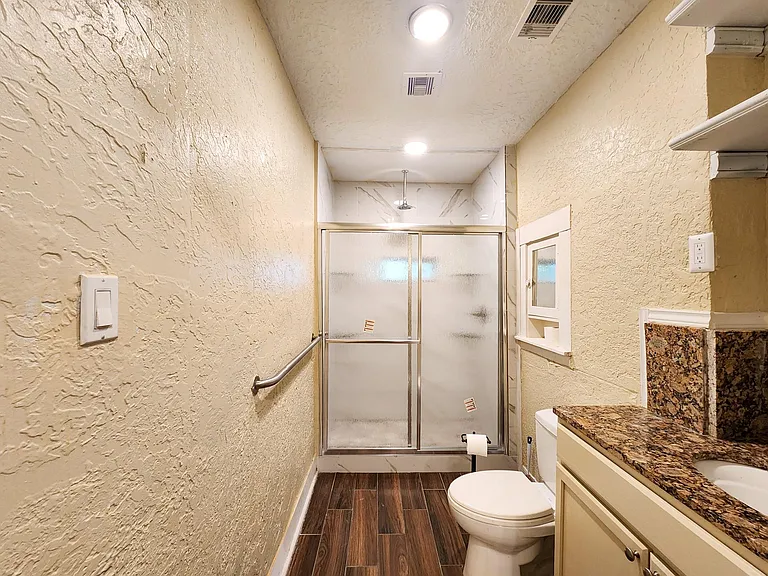 2222 Hogg St — Photo 5