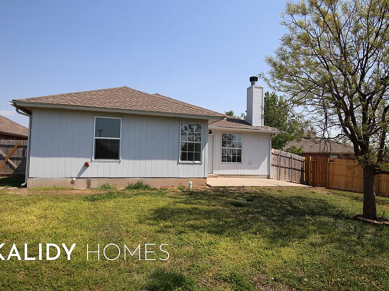 1400 Buena Vista Cir — Photo 7