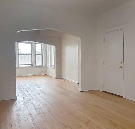 3rd image of 5435 S Hermitage Ave #2F