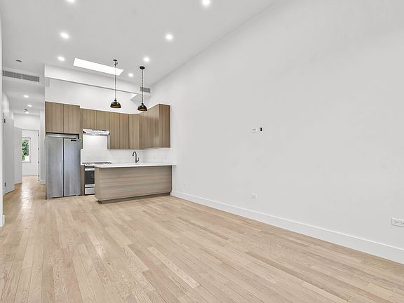 3rd image of 36-04 Astoria Blvd S #2R
