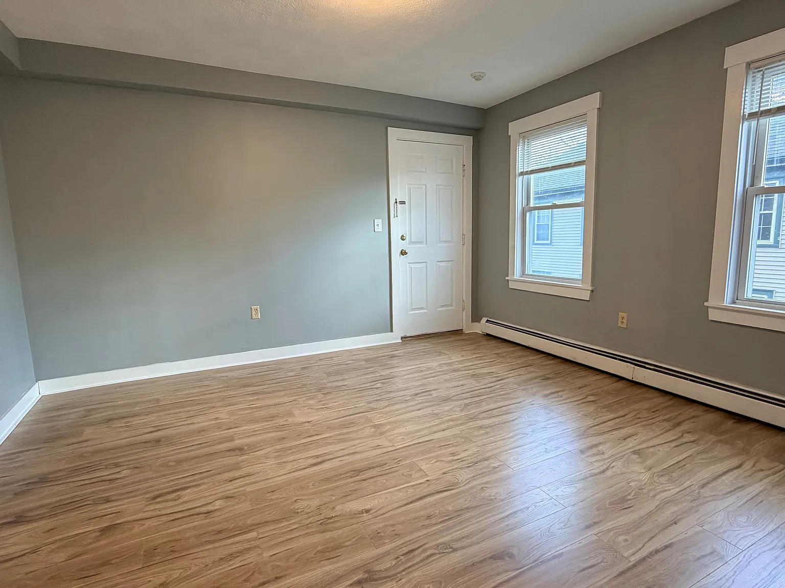 3 bed, 990 sqft, $2,100 — Photo 3