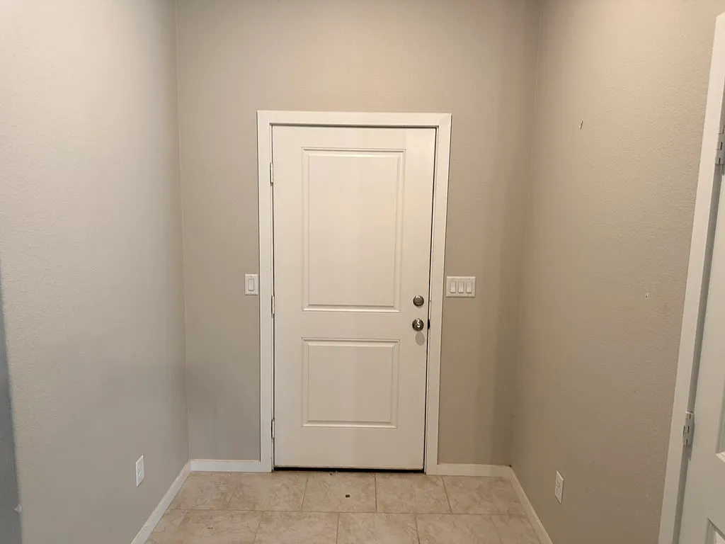3 bed, 2.0 bath, 1675 sqft, $2,300 — Photo 2