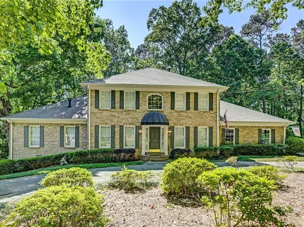 2016 Mountain Creek Dr, Stone Mountain, GA 30087