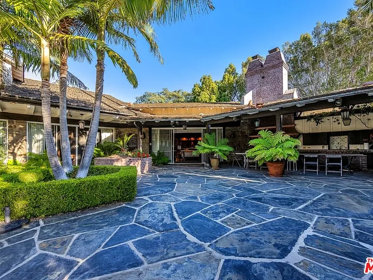 829 N Whittier Dr — Photo 44