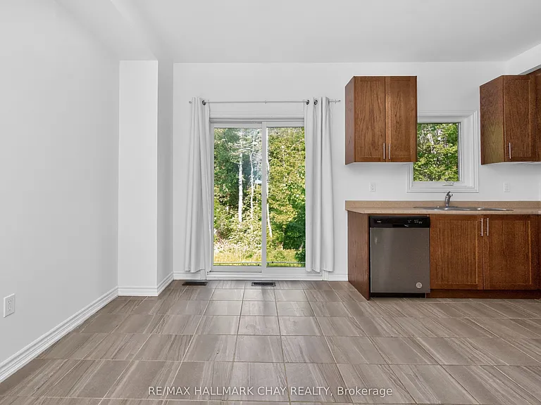 38 Milson Cres — Photo 11