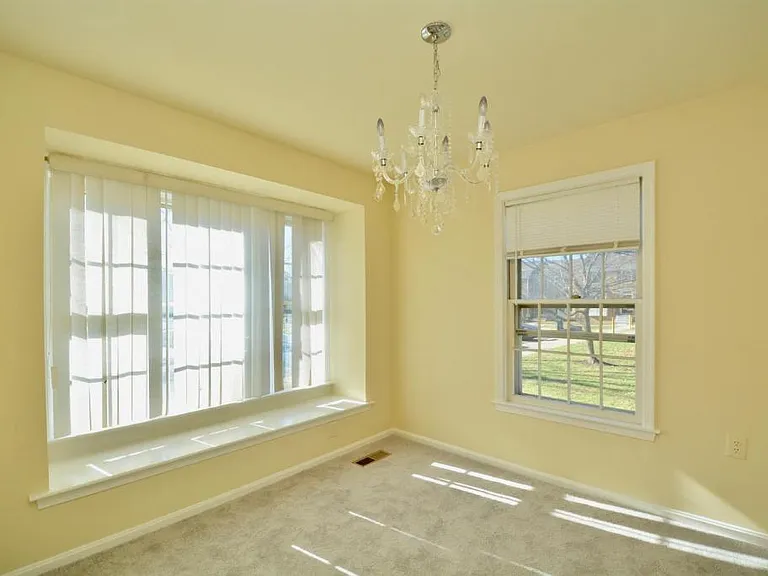 Dining with bay window