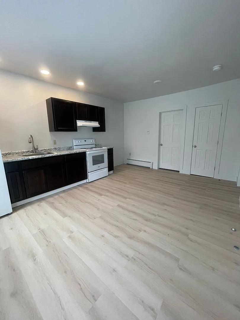 319 Pleasant St NEW — Photo 3