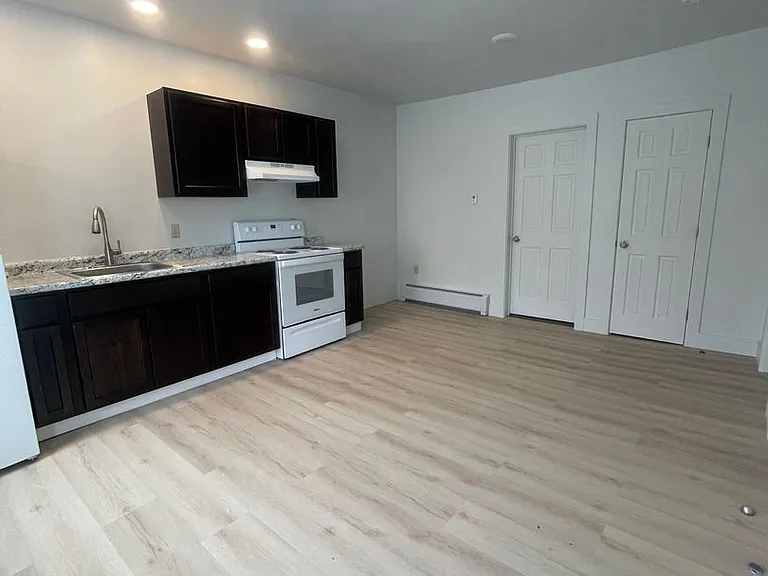 319 Pleasant St — Photo 3
