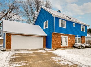 265 Ridgewood Dr, Woodstock, IL 60098
