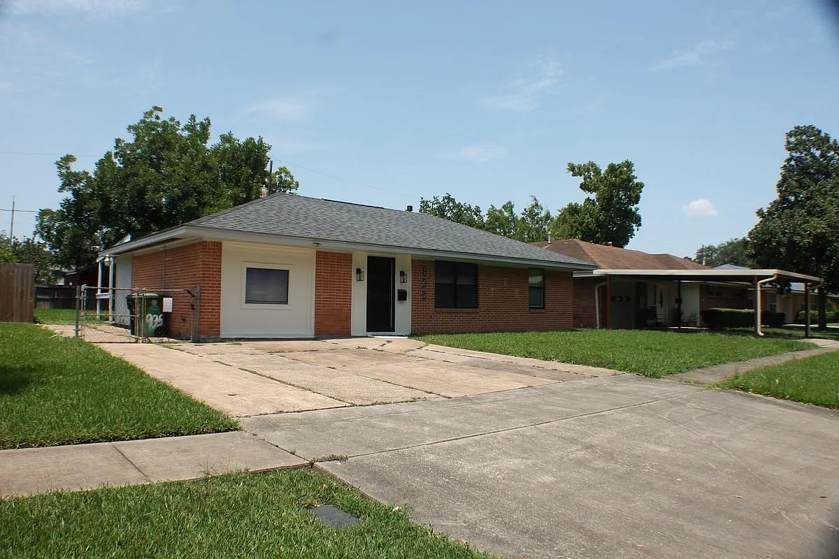 4 bed, 1.0 bath, 1305 sqft, $1,800 — Photo 2
