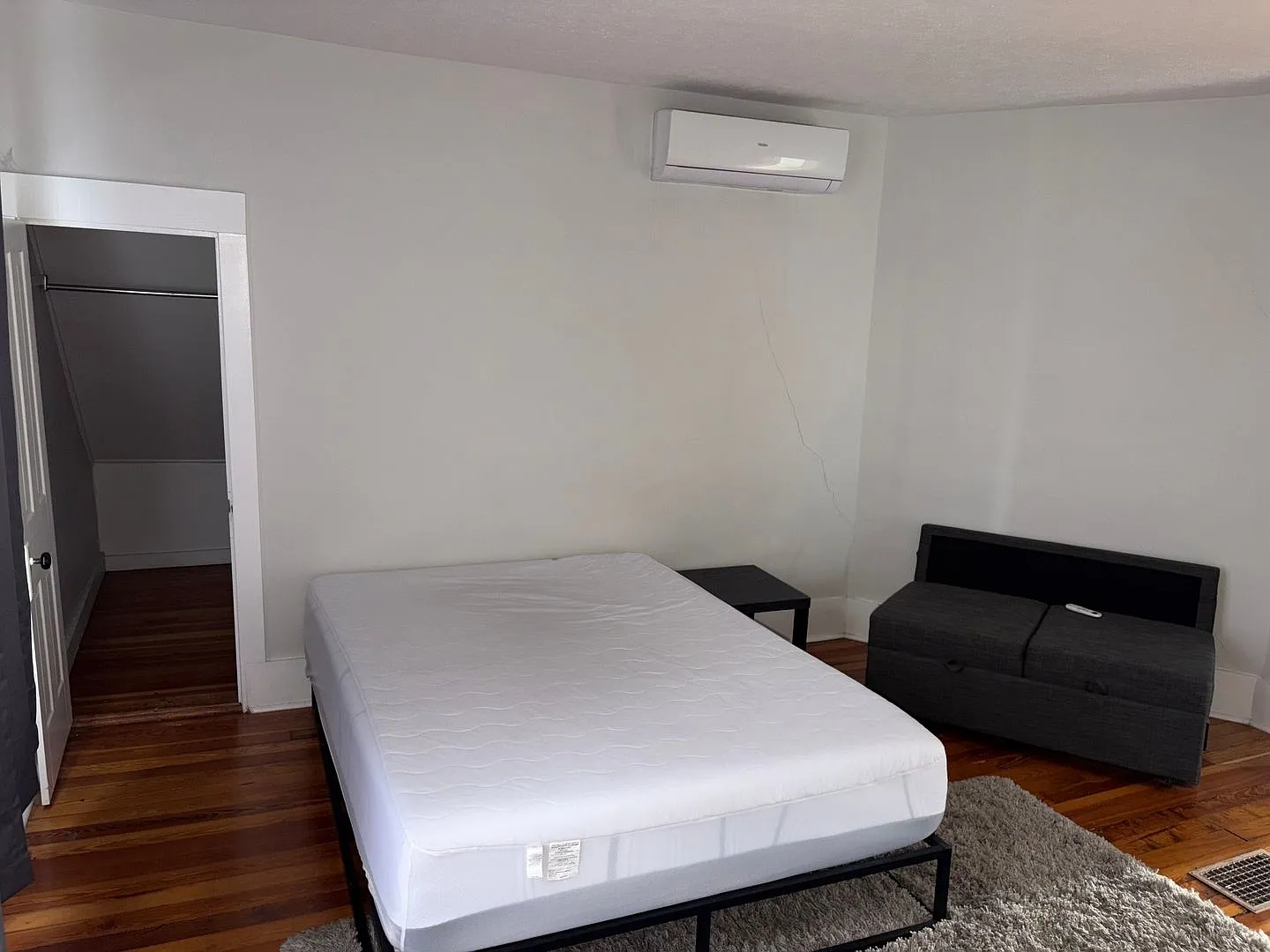 Cozy 1 Bed,1 Bath partially furnished apartment located in The Heart Of Elizabethtown! — Photo 4