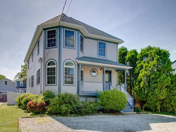 17 Clinton St, Newport, RI 02840