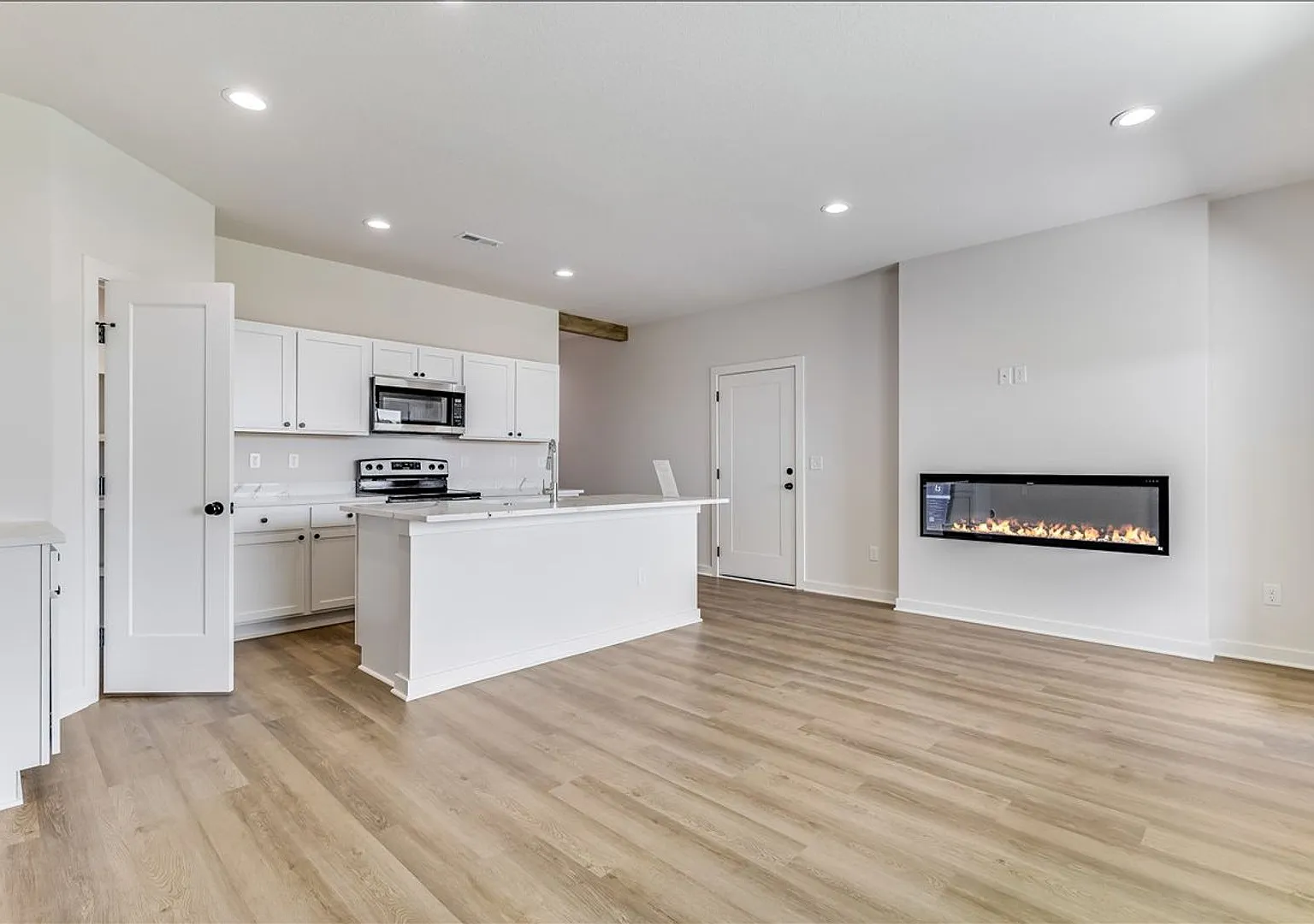 Beautiful Three Bedroom, Two Bathroom — Photo 3