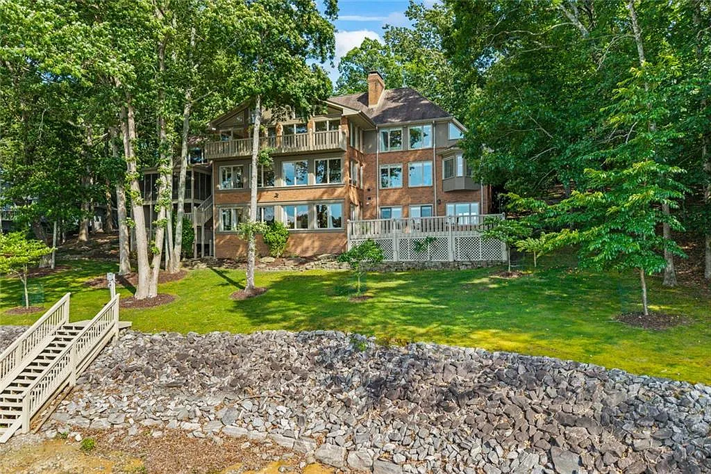 7 bed, 7.5 bath, 9346 sqft, $12,500 — Photo 1