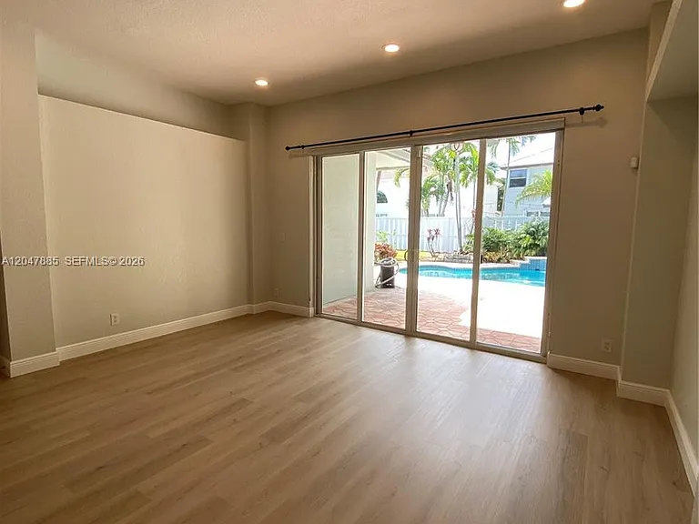 628 SW 168th Ter — Photo 7