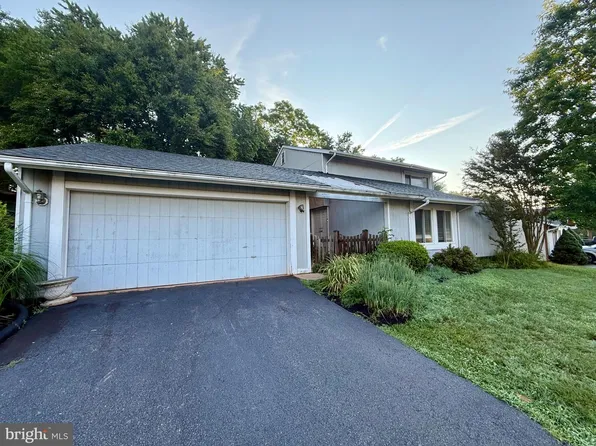 110 Victoria Pl, Sterling, VA 20164