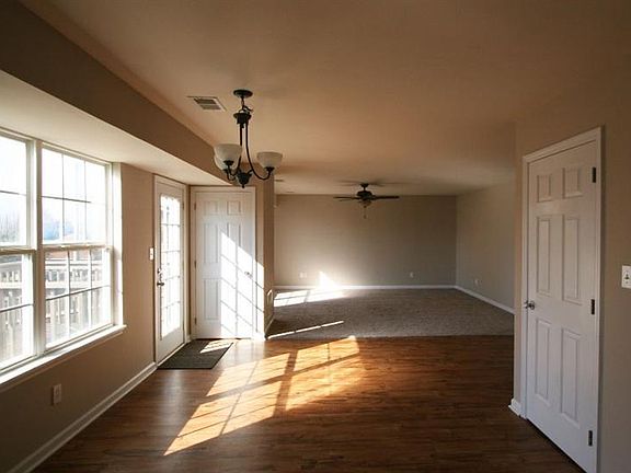 3rd image of 140 Courtney Dr