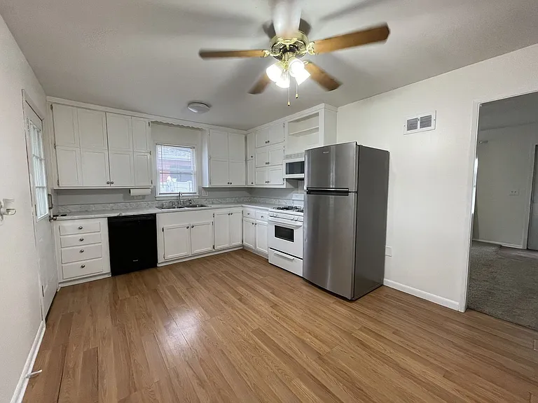 4303 S 61st Ave — Photo 3