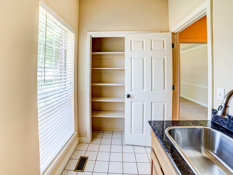 10119 S College Pl — Photo 8