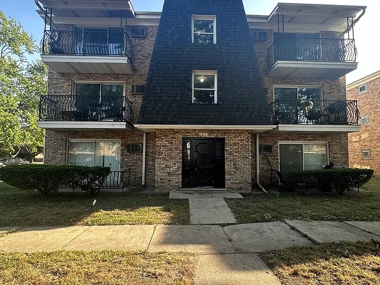 1015 E 150th Pl #3E — Photo 1
