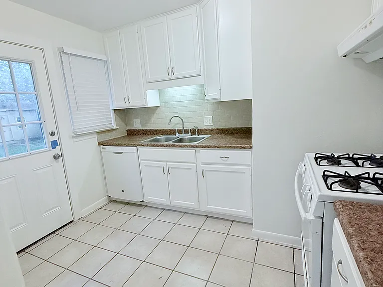 10640 Aledo Dr — Photo 2