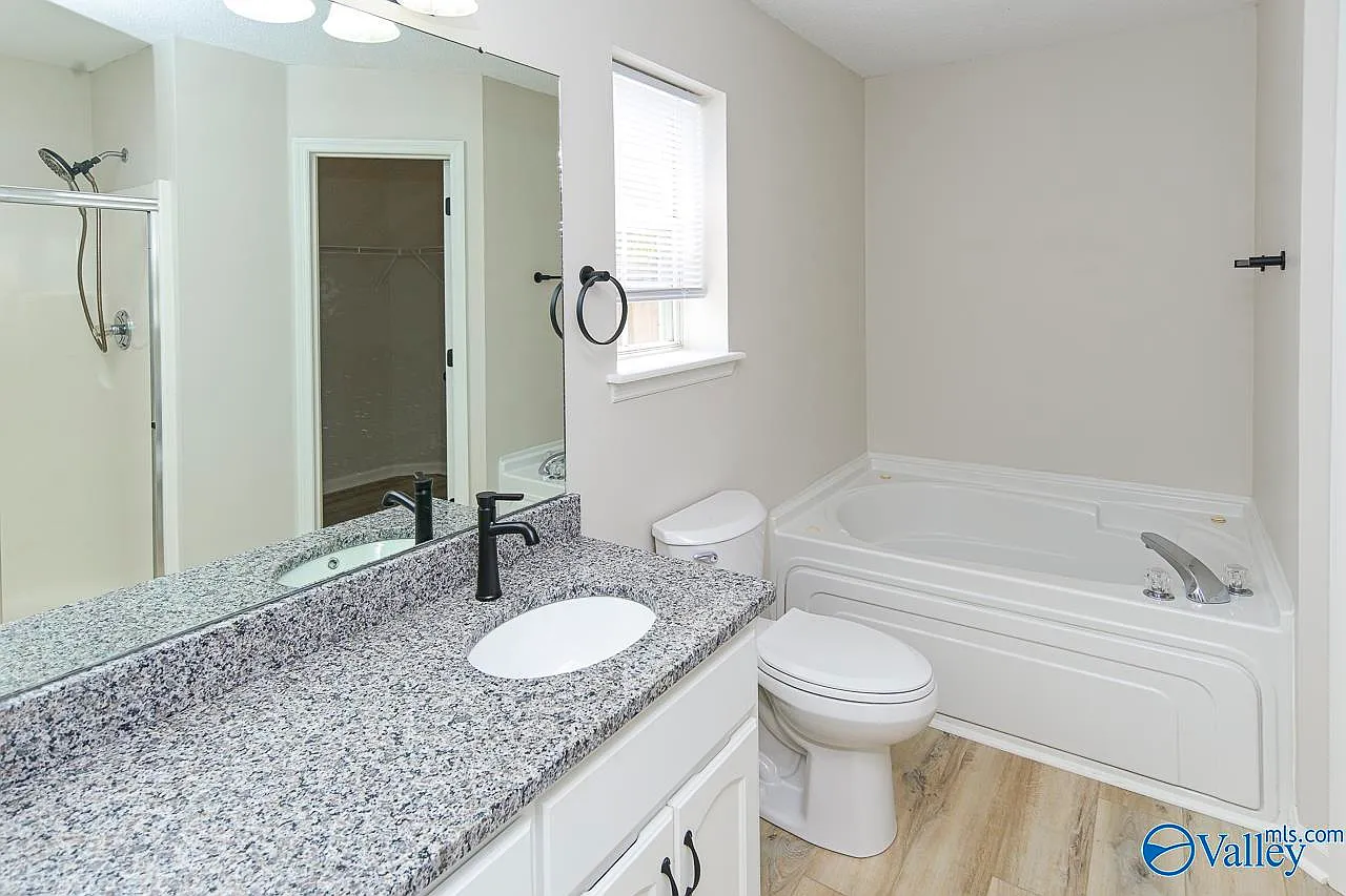 3 bed, 2.0 bath, 1596 sqft, $2,071 — Photo 2