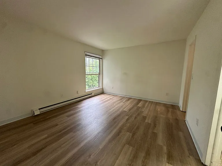 University Park Apartments near Cornell University — Photo 568