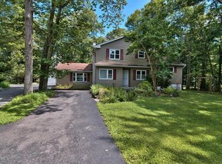 250 Oak Ln, Cresco, PA 18326