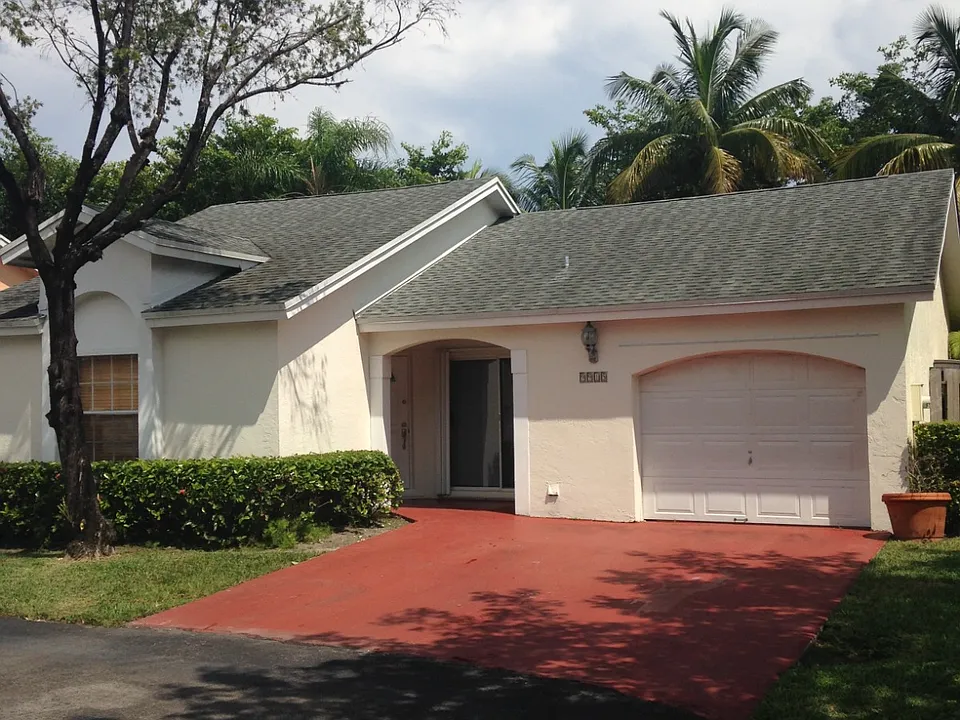 9915 NW 51st Ter