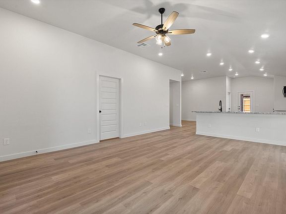 4th image of 2025 Cottonwood Ave