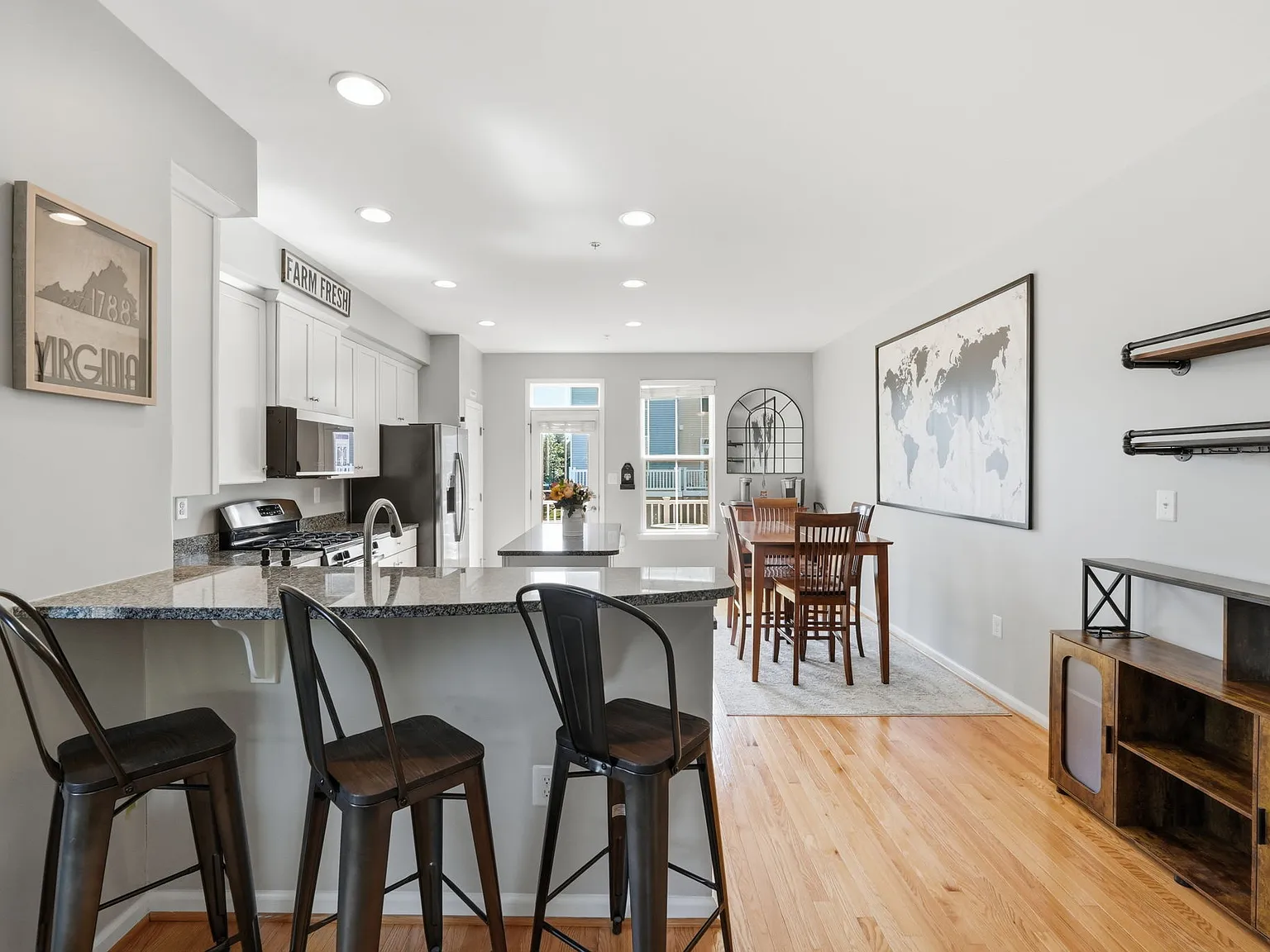 3 bed, 3.5 bath, 1938 sqft, $3,300 — Photo 4