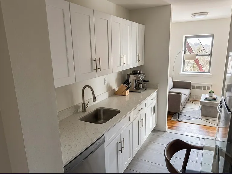 671 Bronx River Rd #4Z — Photo 2