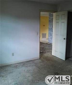 5th image of 127 Lodge Ct