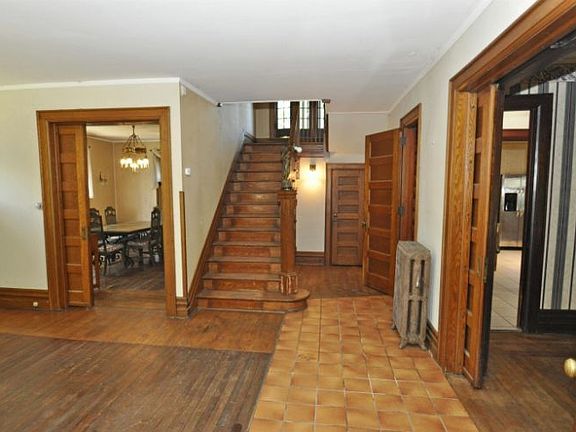 4th image of 1127 Portage Ave
