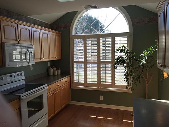 3 - eat in kitchen.JPG