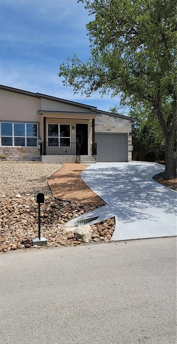 3 bed, 2.0 bath, 2542 sqft, $2,100 — Photo 2