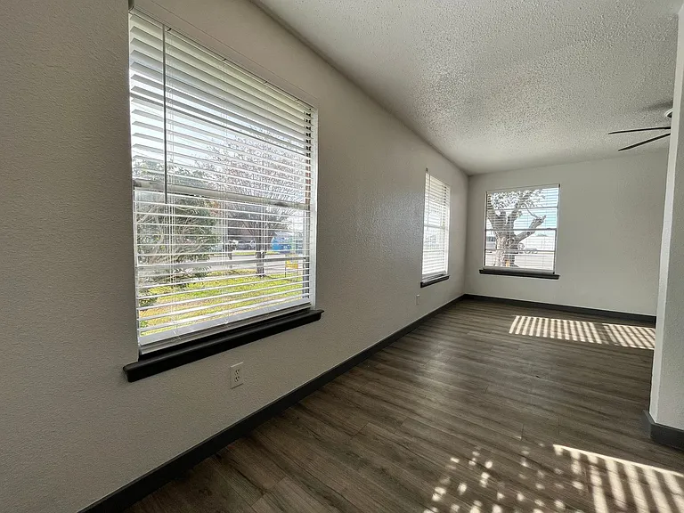 2526 Louise St #A — Photo 9