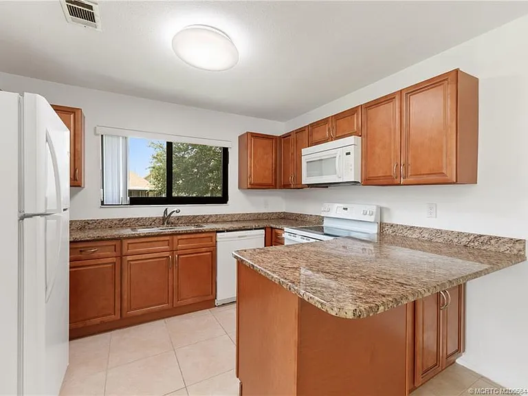 1496 SE Colchester Cir — Photo 8