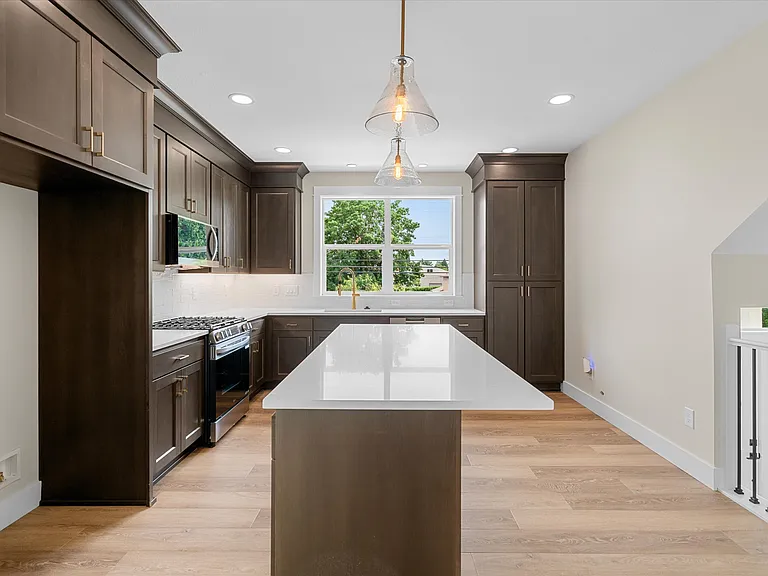 349 SE Walnut St — Photo 8