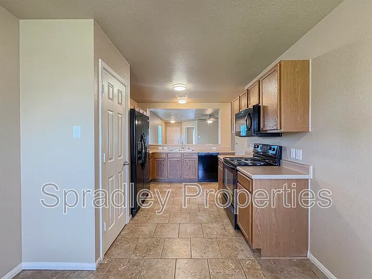 212 Avrshire Ln — Photo 9