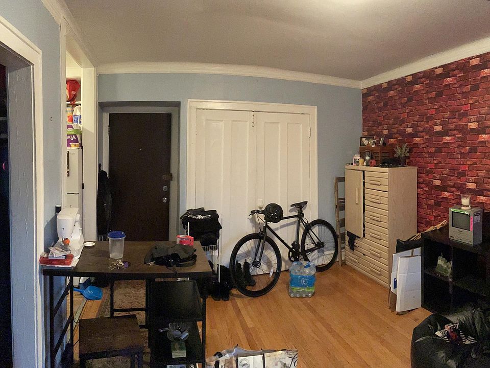 2nd image of 3121 N Hamlin Ave APT 2L