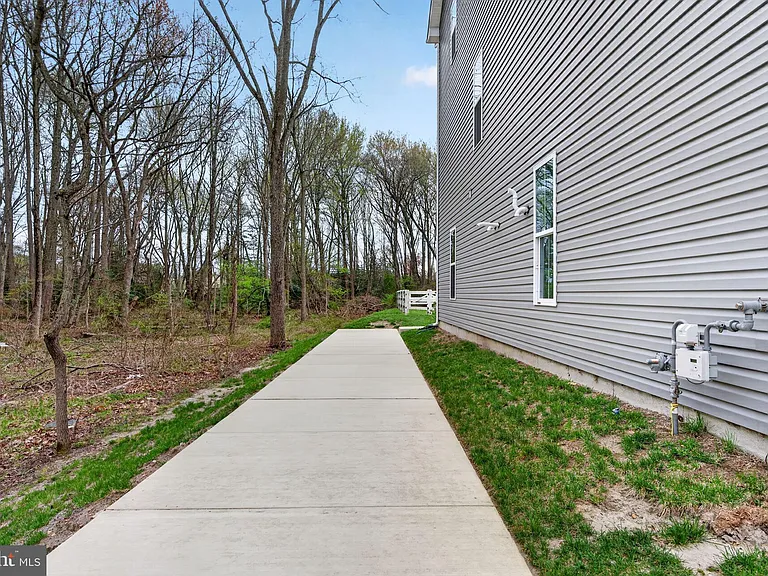 54 Sidney Ln — Photo 3